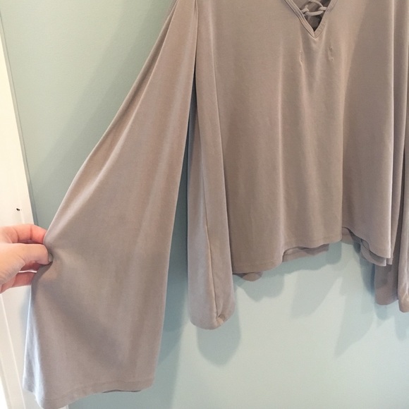 Cute long bell sleeve top - Picture 3 of 3